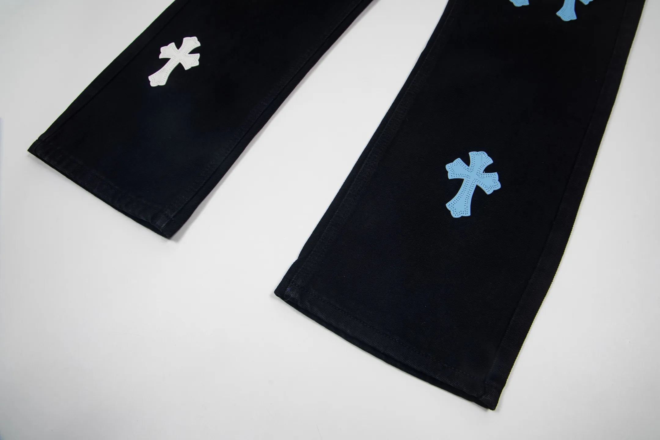 P260 Chrome Hearts Black Pants Sanskrit Blue and White Patch Leather Jeans CH jeans need to be washed before being dismantled and then hand-stitched with sheepskin cross leather and then spliced ​​together. The whole piece has too many craftsmanship to describe. The patches are decorated with cross patterns and the high-waisted washed jeans! ! Absolutely high-end luxury products, god-level single products and super popular products, made with top heavy industry, a must-see magic weapon. Customized hardware. The fabric is thick and soft after washing. It has good breathability. Customized small leather label. Unique design. The details are simple and elegant, and the workmanship is exquisite. The entire trousers are neatly routed and the details are in place! It’s so cool that both men and women can easily control the genderless trend! Style number: 1873# Color: black Size: 28 30 32 34